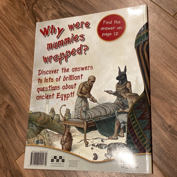 Set of four (4) educational children books ~ mummies ~Roman’s~ pirates ~ knights - Picture 3 of 10